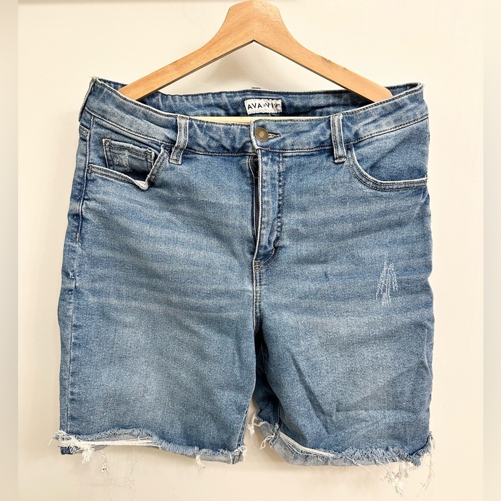 Ava & Viv 14w distressed jean shorts